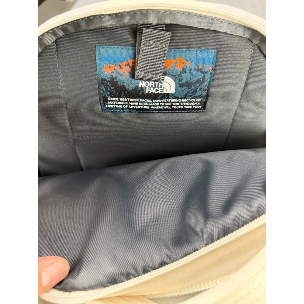 The North Face Women Borealis Luxe Backpack Gardenia White Rose Gold NF0A81E7OUC